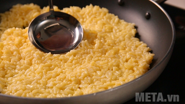 Làm đế bánh Cách làm bánh pizza cơm nguội bằng chảo chống dính lạ miệng, ngon hết nấc