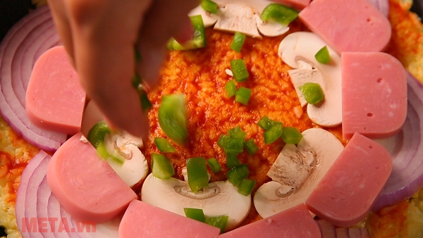 Xếp nhân bánh Cách làm bánh pizza cơm nguội bằng chảo chống dính lạ miệng, ngon hết nấc