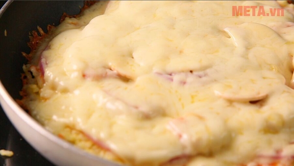 Đậy nắp cho phô mai tan chảy Cách làm bánh pizza cơm nguội bằng chảo chống dính lạ miệng, ngon hết nấc