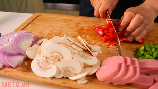 Thái mỏng nhân pizza Cách làm bánh pizza cơm nguội bằng chảo chống dính lạ miệng, ngon hết nấc