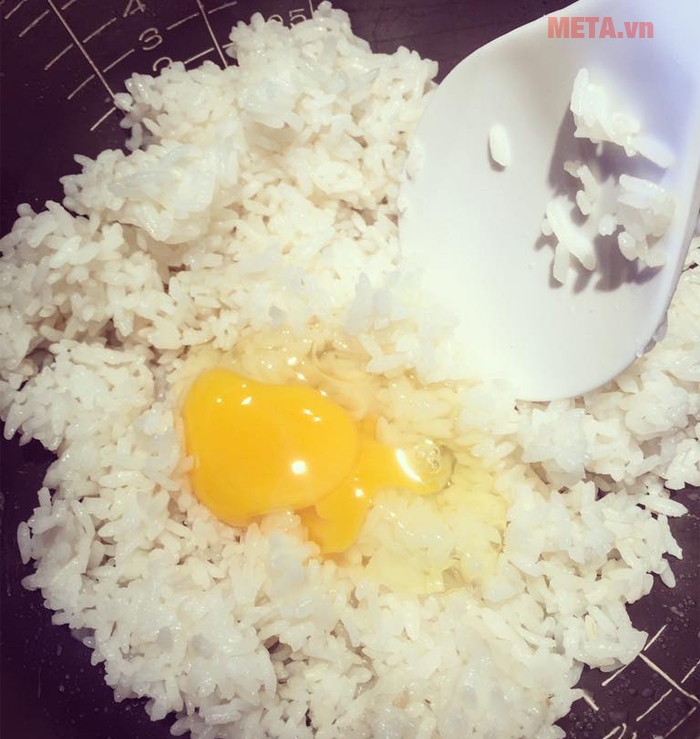 Trộn trứng và cơm Cách làm bánh pizza cơm nguội bằng chảo chống dính lạ miệng, ngon hết nấc