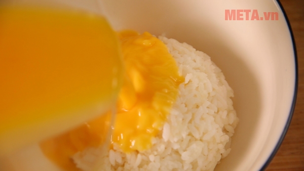 Đổ trứng vào bát Cách làm bánh pizza cơm nguội bằng chảo chống dính lạ miệng, ngon hết nấc