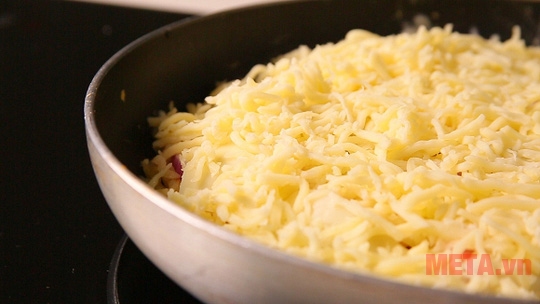 Rải phô mai Cách làm bánh pizza cơm nguội bằng chảo chống dính lạ miệng, ngon hết nấc