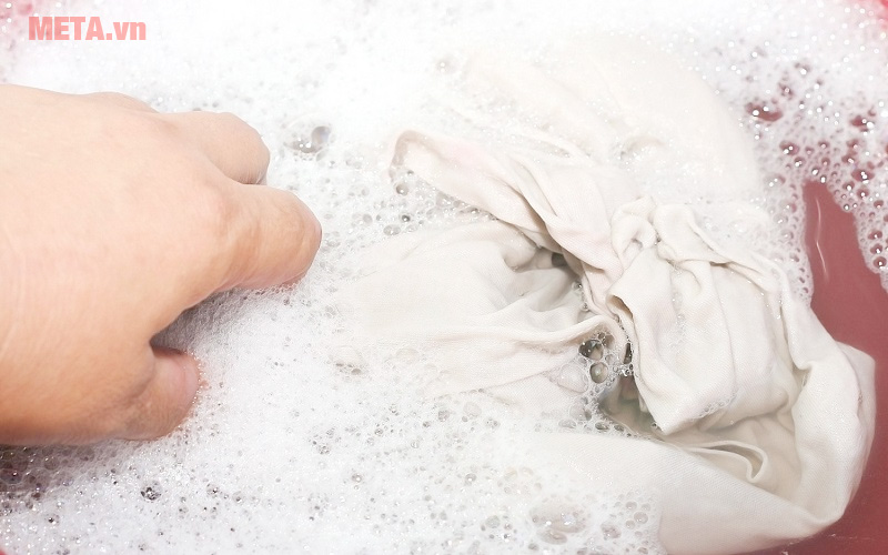 Nên ngâm quần áo trước 2 tiếng khi giặt Nên ngâm quần áo trước 2 tiếng khi giặt