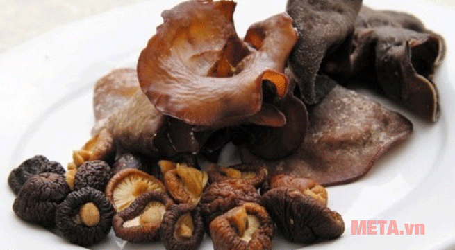 Ngâm mộc nhĩ và nấm hương cho nở