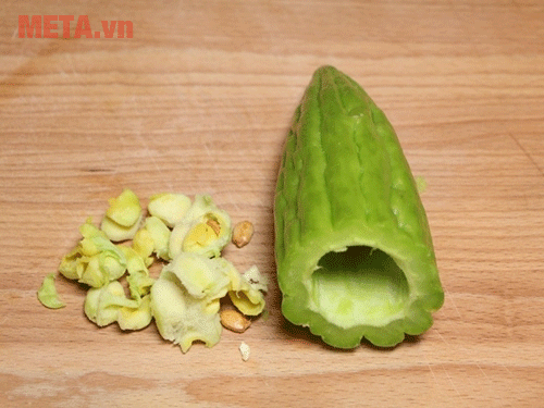 Loại bỏ phần ruột khổ qua