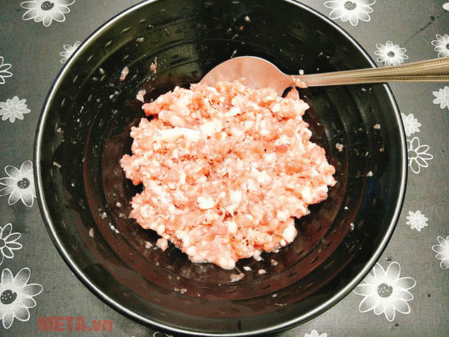 Trộn gia vị vào thịt xay cho ngấm đều