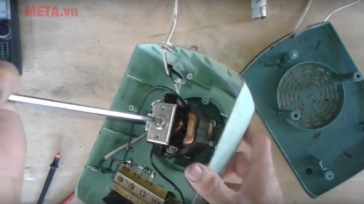 Máy xay sinh tố bị khét? Nguyên nhân và cách khắc phục Xịt khí làm sạch các bộ phận bên trong