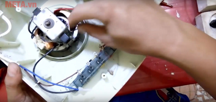 Máy xay sinh tố bị khét? Nguyên nhân và cách khắc phục Động cơ máy xay bám quá nhiều bụi bẩn