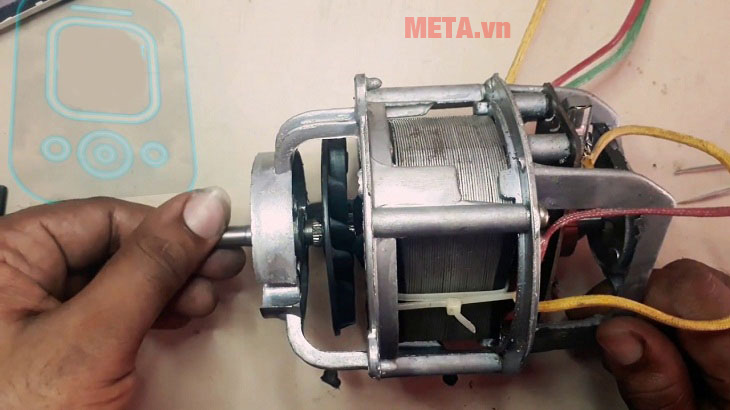 Máy xay sinh tố bị khét? Nguyên nhân và cách khắc phục Trục quay lưỡi dao máy xay bị khô dầu