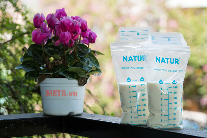 Sử dụng túi trữ sữa để tiết kiệm tối đa không gian tủ