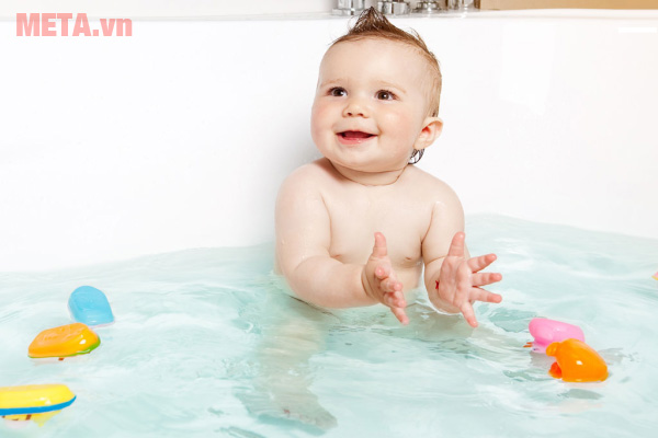Nên tắm cho trẻ nhỏ bằng nước ấm Nên tắm cho trẻ nhỏ bằng nước ấm