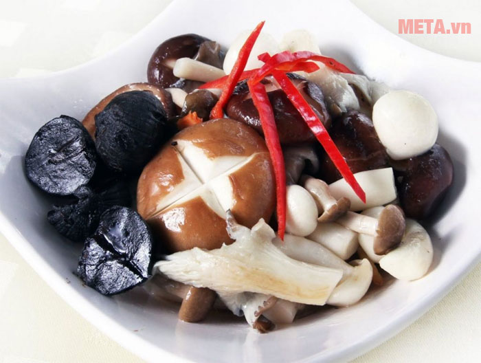 Tỏi đen xào nấm thơm ngon