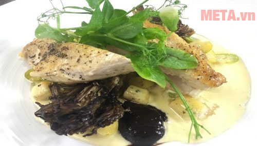 Đùi gà om tỏi đen