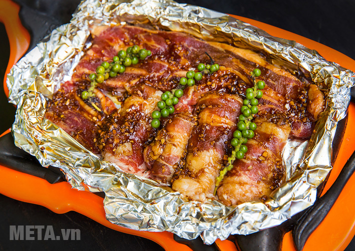 Nướng đồ ăn bằng giấy bạc trên bếp hồng ngoại không làm bay mùi thức ăn Nướng đồ ăn bằng giấy bạc trên bếp hồng ngoại không làm bay mùi thức ăn