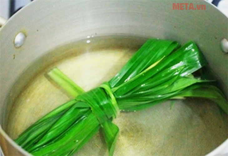 Đun nước đường với lá dứa đến khi đường tan hết 