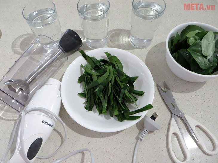 Cho lá sâm vào máy xay sinh tố