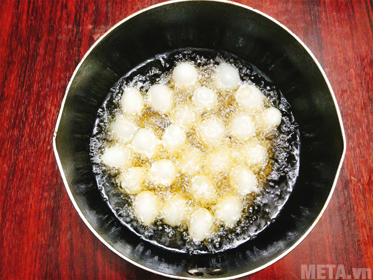 Bạn chiên trứng đến khi lòng trắng se lại