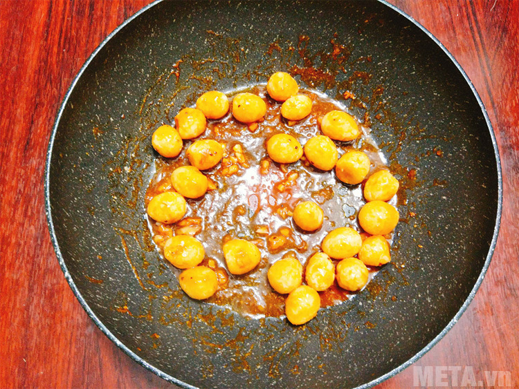 Đảo đều và rim trứng từ 1 - 2 phút