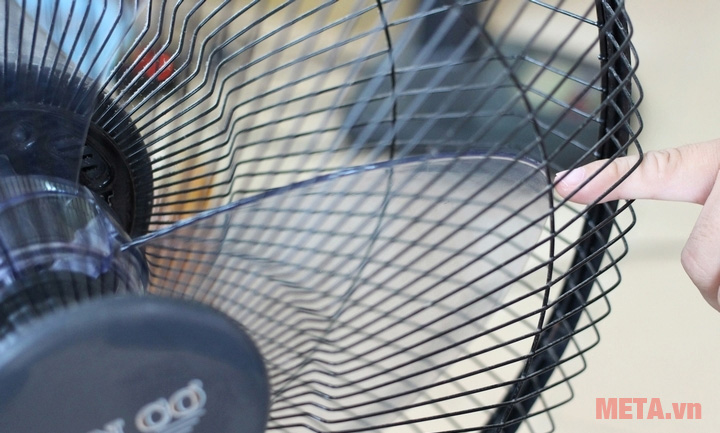 Dùng quạt điện có an toàn cho trẻ nhỏ hay không? Không nên để quạt gần tầm tay của trẻ, vì trẻ rất dễ cho tay vào cánh quạt