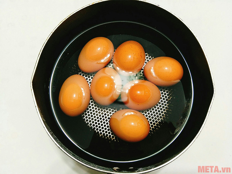 Bước 1 bạn luộc trứng