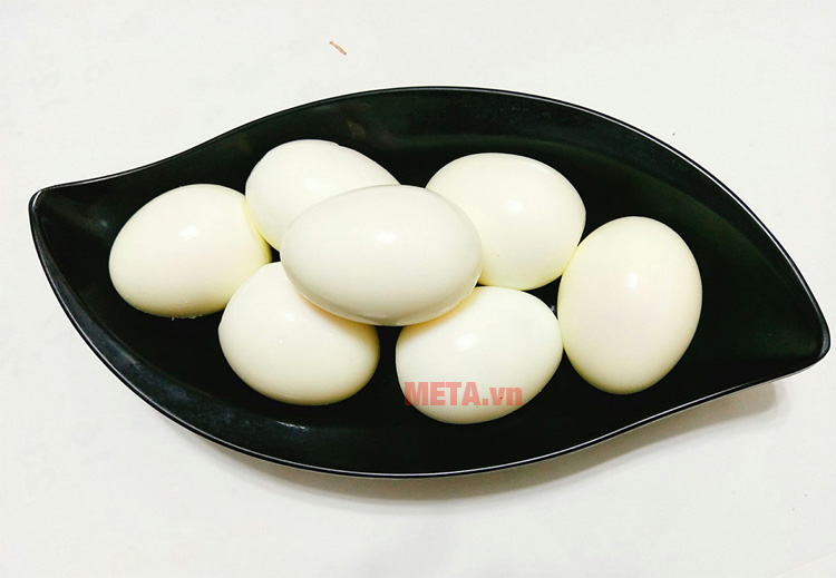 Bước 2 bạn bỏ vỏ trứng