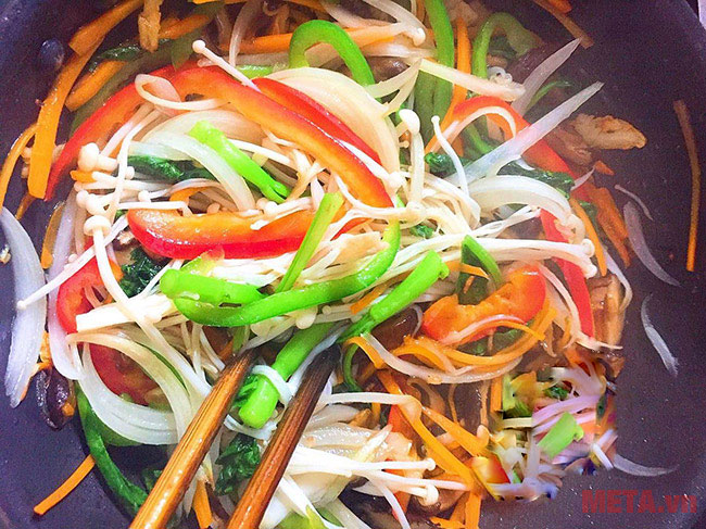 Đảo đều hỗn hợp rau củ