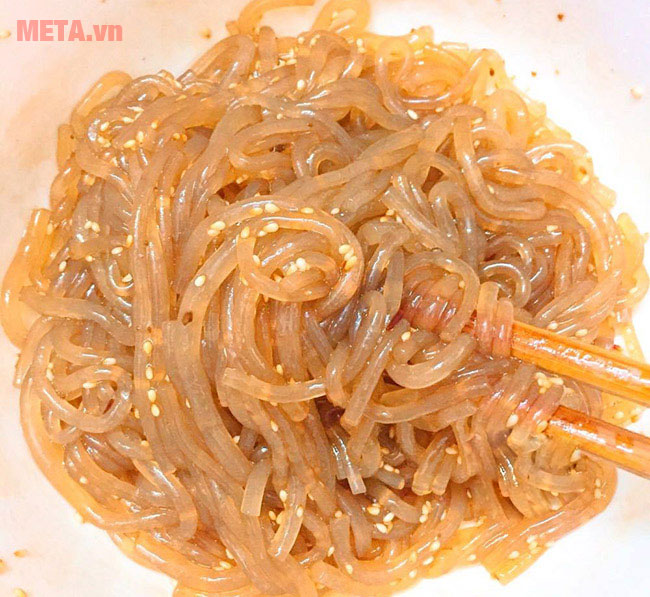 Trộn miến với gia vị cho ngấm