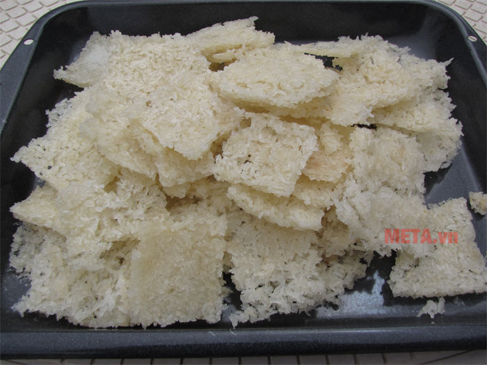 Lèn cơm cháy thành các miếng vừa ăn Lèn cơm cháy thành các miếng vừa ăn