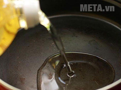 Cho dầu vào chảo