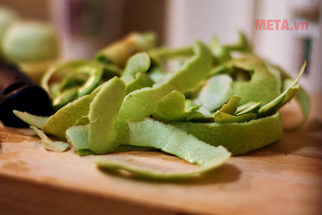 Vỏ táo là cách tẩy rửa hiệu quả mà nhiều người không biết