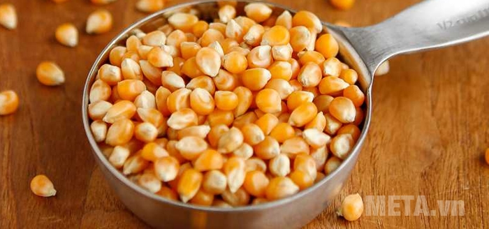 Chuẩn bị ngô khô để làm bắp rang bơ