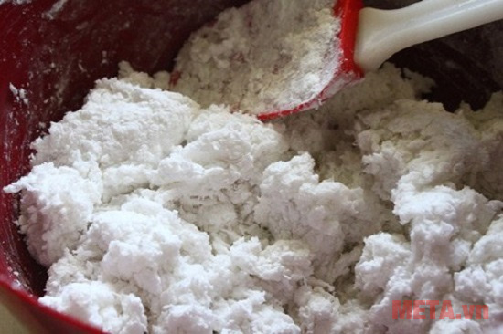 Cách làm sữa tươi trân châu đường đen “sốt xình xịch” Trộn bột năng và bột gạo