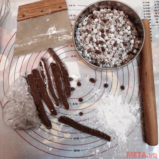 Cách làm sữa tươi trân châu đường đen “sốt xình xịch” Dùng tay kéo dài bột