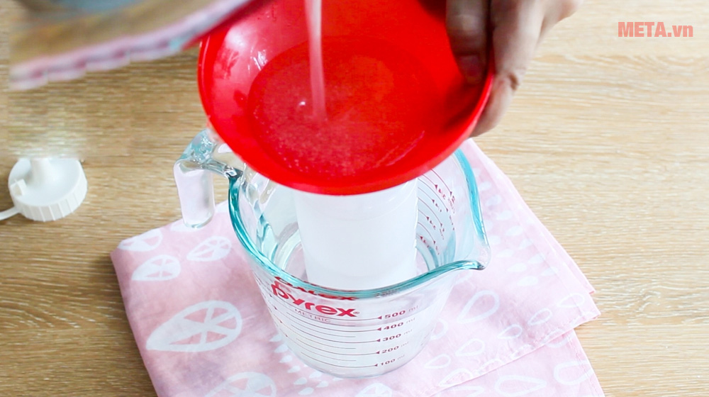 Cho hỗn hợp rau câu vào 1 cái chai sạch