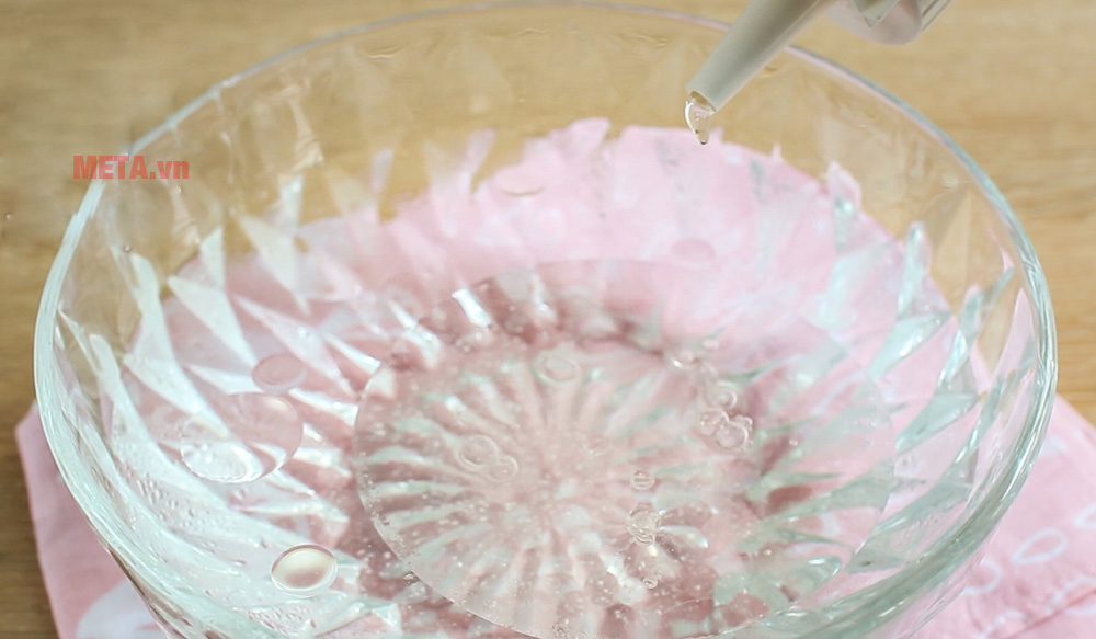 Nhỏ giọt rau câu vào bát