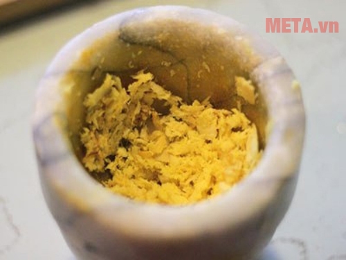 Giã nhuyễn riềng xả Giã nhuyễn riềng xả