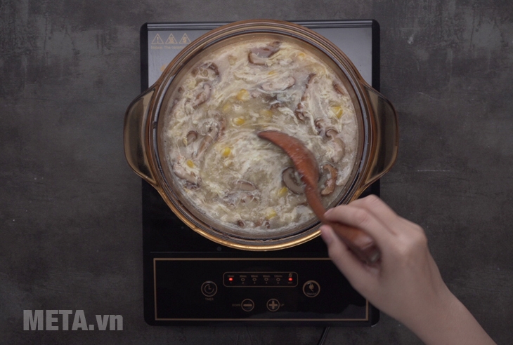 Khấy đều nồi súp cua Khấy đều nồi súp cua