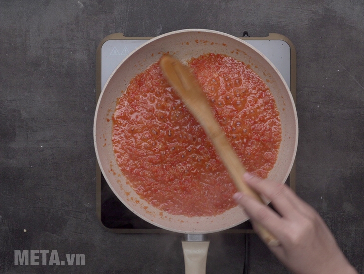 Xào hỗn hợp ớt ỏi và cà chua 