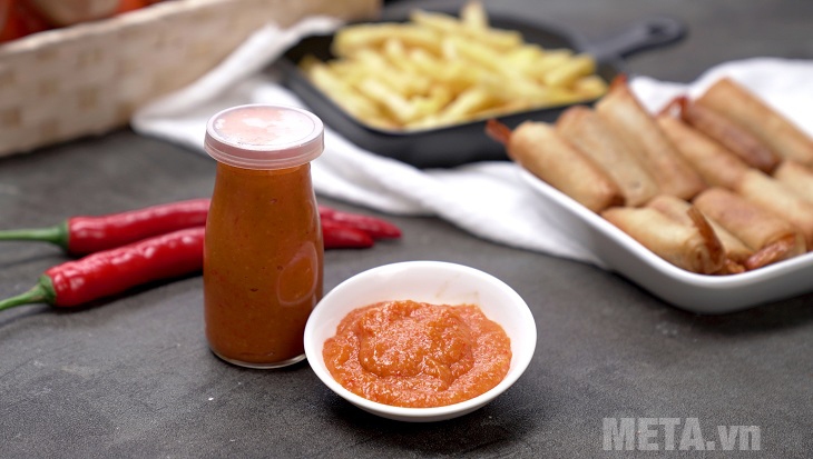 Cho tương ớt vào chai và bảo quản trong tủ lạnh