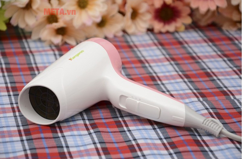 Vào những ngày lạnh, máy sấy tóc là đồ vật không thể thiếu khi bạn gội đầu.