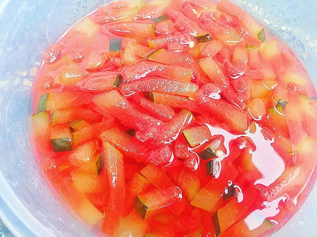 Trần dưa rồi tráng qua nước lạnh cho đến khi hết vị chua của phèn