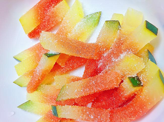 Xếp dưa ra một cái mâm, phơi nắng khoảng 4 tiếng hoặc hong gió cho đến khi thấy miếng dưa khô