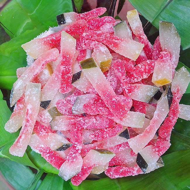 Để mứt vào ngăn mát tủ lạnh để mứt rắn hơn là có thể dùng được