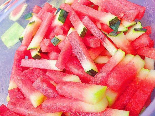 Chọn quả dưa hấu vỏ dày, hơi non, cắt dưa thành miếng nhỏ tùy ý