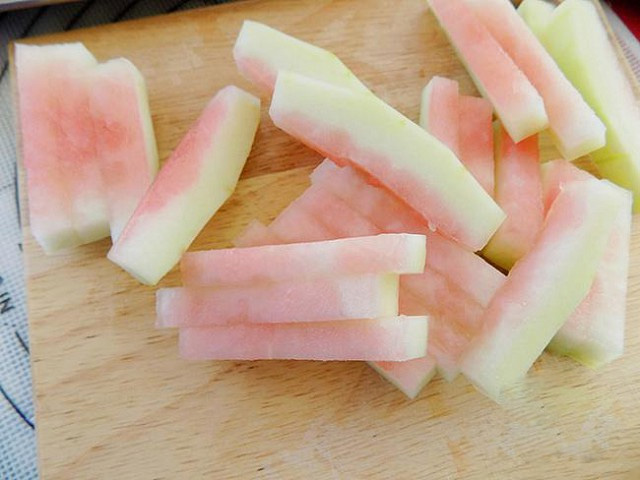 Thái thành từng miếng có độ dài bằng ngón tay út