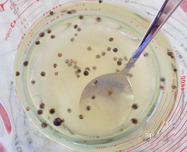 Khoắng đều giấm, muối, đường, nước