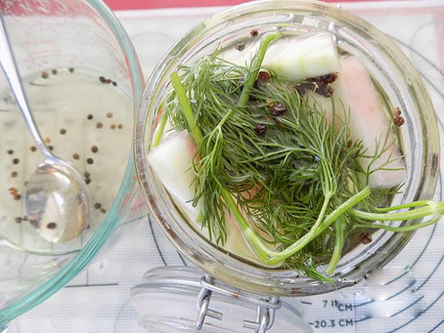 Cho các gia vị và cùi vào bình thủy tinh