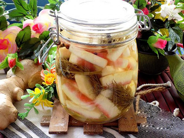 Đậy nắp kín, để nơi thoáng mát khoảng 1 ngày là có thể ăn được. 