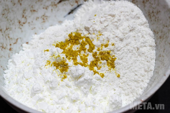 Trộn đều bột mỳ Trộn đều bột mỳ